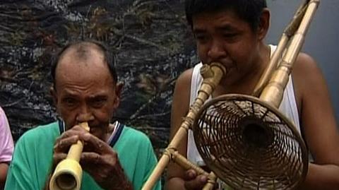 Muzycy filipińscy grają na drewnianych instrumentach