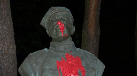 Pomnik majora oblany czerwoną farbą 