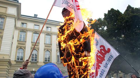 W stronę KPRM poleciały petardy