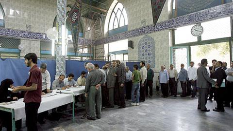 Amatorskie filmy z zamieszek w Iranie fot.Reuters