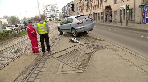 Seat wjechał w barierki na przystanku i zawisł na murku