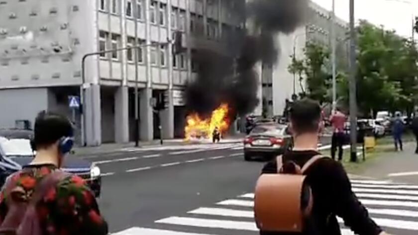 W centrum Poznania spłonęło auto
