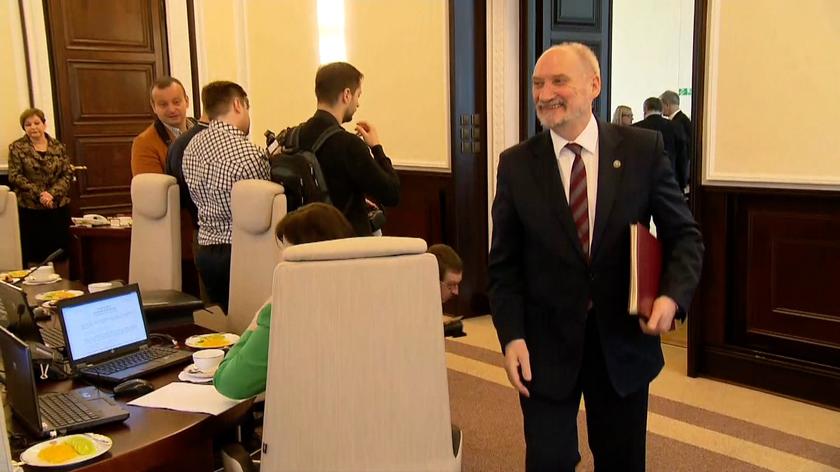 Minister Macierewicz wchodzi na posiedzenie rządu. Nie przywitał się ze wszystkimi