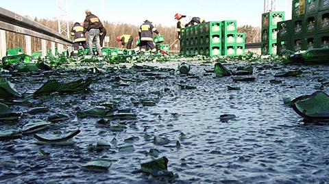 Tysiące butelek piwa rozbiły się przy wjeździe na obwodnicę Ostrowa Wlkp.