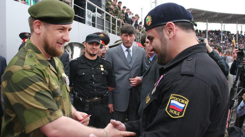 Taniec Kadyrowa w lokalu wyborczym