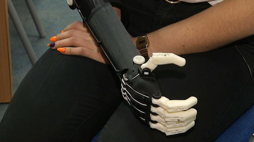 Koledzy ze szkoły wydrukowali Kindze protezę ręki