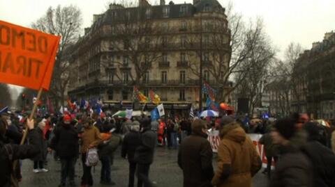 Tłumy demonstrantów na ulicach Paryża. Hollande do dymisji! 