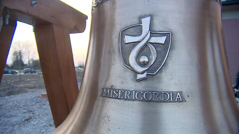 Dzwon Miłosierdzia waży 500 kg, jego średnica wynosi 93 cm