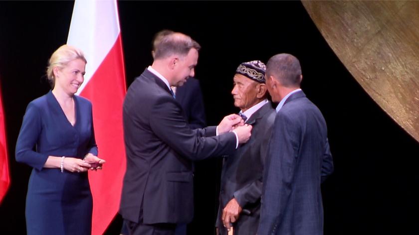 Prezydent przyznał medale za ratowanie polskich obywateli