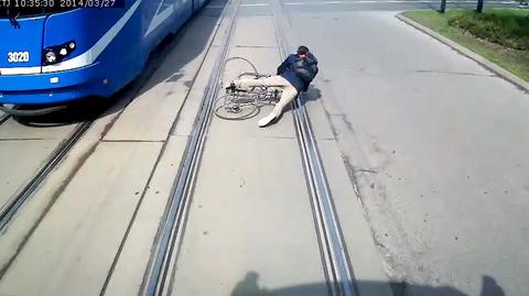 Rowerzysta wyprzedzał tramwaj, cudem uniknął śmierci