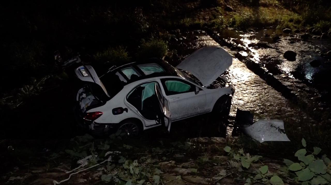 Wypadek w Miłkowie. Samochód wpadł do rzeki, nie żyje