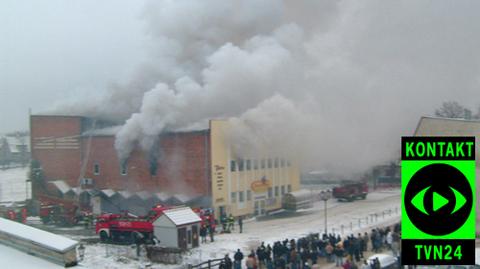 Ogień, który wybuchł w hali w Twardogórze gasi 18 jednostek straży pożarnej