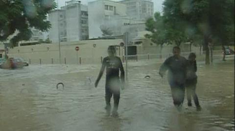 Tunis zalały potoki brunatnej wody
