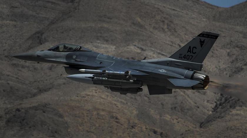Amerykańskie F-16 w czasie ćwiczeń