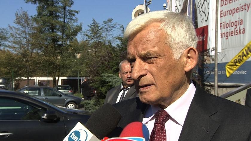 Jerzy Buzek krótko rozmawiał z dziennikarzami
