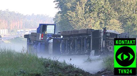 Na miejsce przyjechał samochód ratownictwa chemicznego straży pożarnej i dwa dźwigi