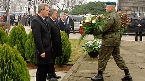 Komorowski i Wulff złożyli kwiaty pod Pomnikiem Pomordowanych Profesorów Lwowskich