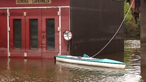 Woda powoli wlewa się do Sandomierza. Miasto czeka na falę