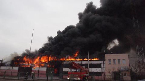 Pożar ogromnej hali w Słupcy już opanowany