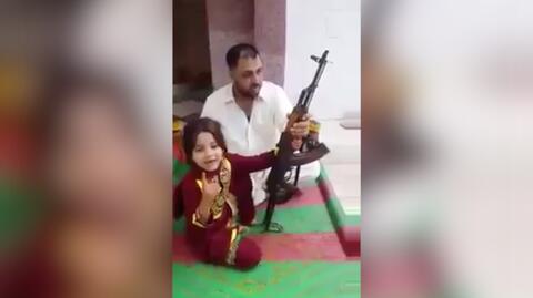 W Pakistanie dzieci uczą się posługiwać bronią
