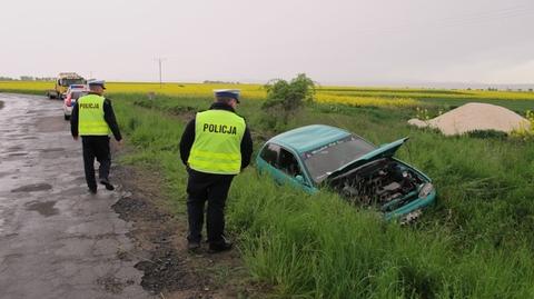 Pijany kierowca wiózł znajomych z dyskoteki, wpadł do rowu i uciekł