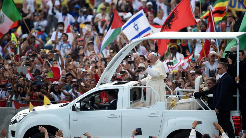 Papież Franciszek w drodze na krakowskie Błonia