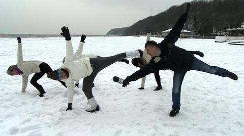 Instruktorzy prowadzą bezpłatne zajęcia jogi na plaży w Gdyni
