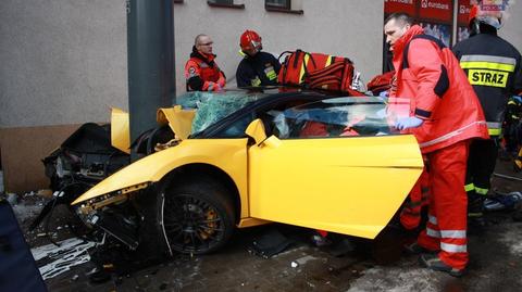 Lamborghini wbiło się w słup. Dwie osoby ranne