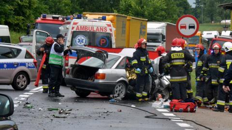 Zderzenie tira z osobówką. Jedna osoba nie żyje, dwoje dzieci trafiło do szpitala