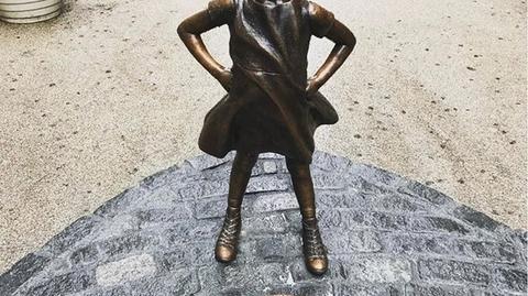 Pomnik małej dziewczynki w starciu z bykiem z Wall Street