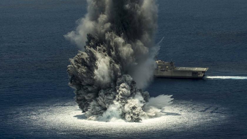 Wybuch pięciotonowego ładunku wybuchowego obok nowego okrętu