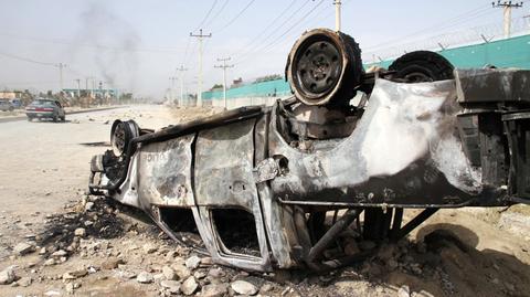 Spalone opony, radiowóz i ranni funkcjonariusze w Kabulu
