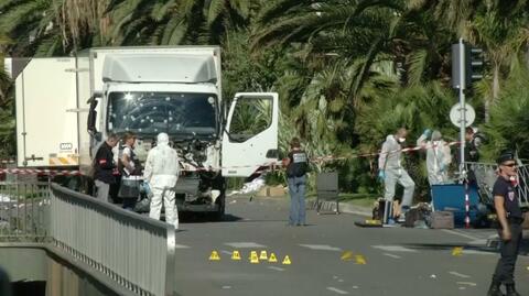 Ciężarówką w tłum na promenadzie. 84 ofiary zamachu w Nicei
