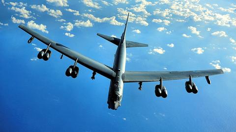 Bombowiec B-52 przygotowuje się do startu