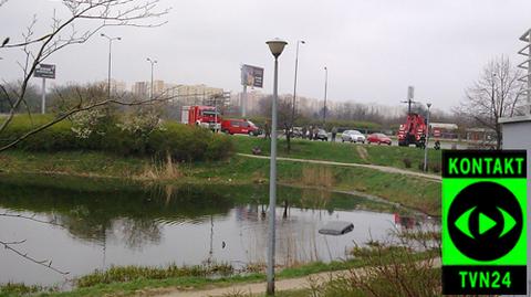 W Warszawie auto wpadło do jeziora