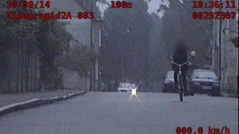 Zygzakiem przez miasto. Policja nagrała pijanego rowerzystę (materiał z 2.10.2014)