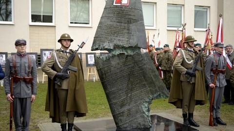 Pomnik odsłonięto przed urzędem marszałkowskim w Rzeszowie