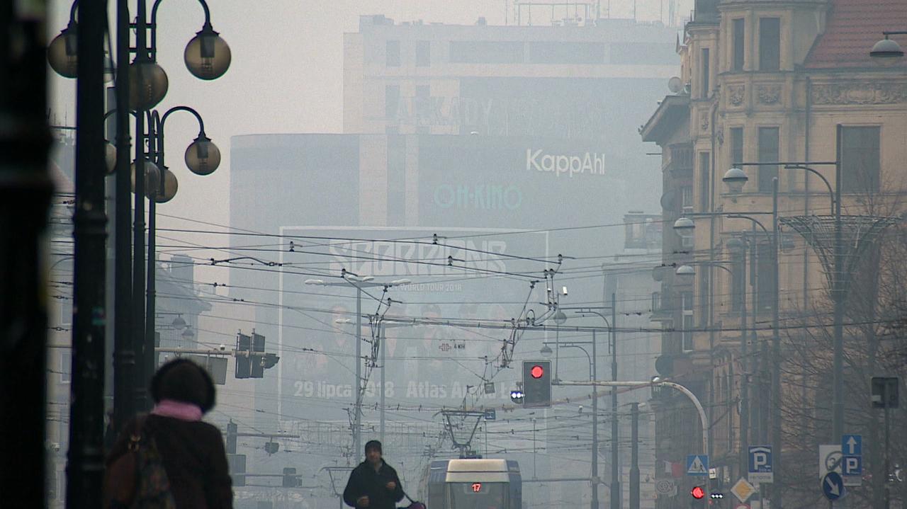Poland covered in smog. Very high airpollution levels TVN24