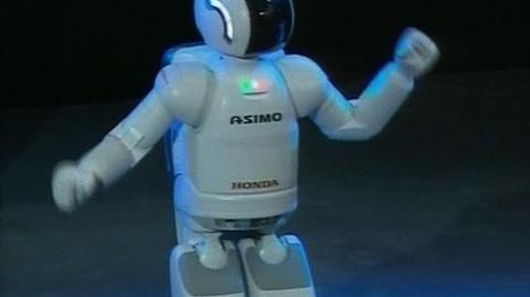 Przynosi herbatę do łóżka, tańczy na zawołanie, nigdy się nie męczy i co najważniejsze... nigdy nie narzeka. ASIMO - najnowszy japoński robot miał swój debiut w Europie. ASIMO (Advanced Step in Innovative Mobility) powstał w japońskim laboratorium już siedem lat temu. Przez ten czas naukowcy pracowali nad udoskonaleniem swojego dzieła. Chcieli skonstruować robota, który - jak tłumaczą - przyniesie korzyść ludziom w ich codzinnym życiu. Najnowsza wersja ASIMO mierzy 1,20 m. i waży 43 kg. W porównaniu ze swoim poprzednikiem, prezentowany w Barcelonie robot, dużo lepiej komunikuje się z ludźmi. Może spacerować ze swoim właścicielem trzymając go za rękę, a na jego życzenie przynieść na tacy szklankę gorącej herbaty. ASIMO nie potrzebuje nawwet pilota, wszystkie polecenia można mu wydawać za pomocą telefonu komórkowego. (APTN)