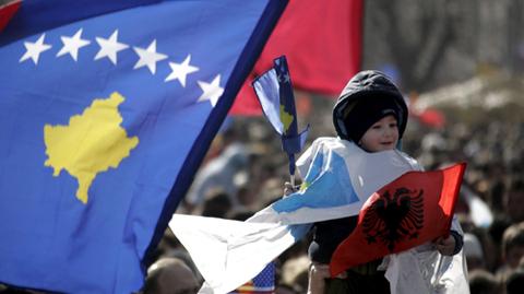 Mieszkańcy Kosowa świętują całymi rodzinami