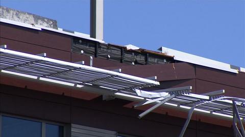 Metalowa konstrukcja spadła na dach marketu 