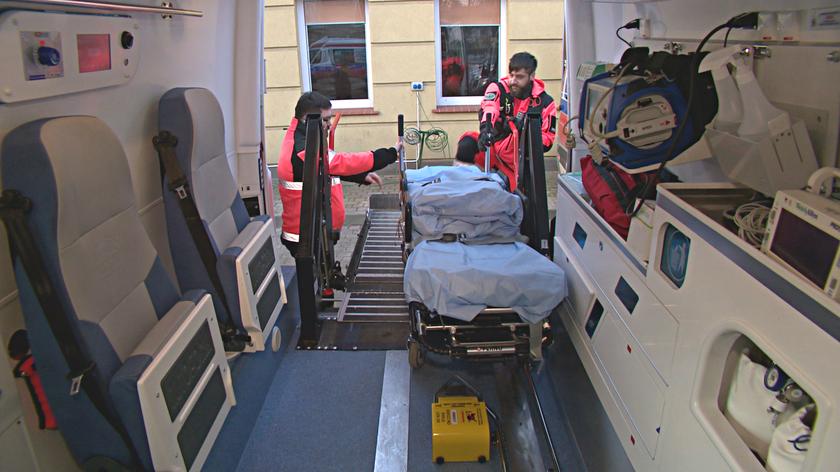 Ratownicy cieszą się z nowego ambulansu