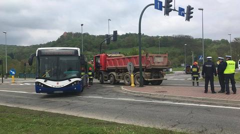 Autobus zderzył się z ciężarówką