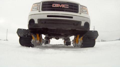 Sposób na zaśnieżone drogi. Kanadyjczycy stworzyli sanie dla samochodów