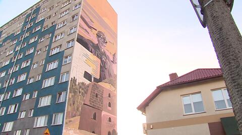 Ogromny mural na ścianie wieżowca