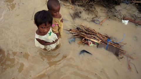Deszcze w Indiach nie słabną, a ludzie giną