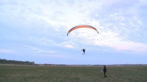 Paralotniarze rywalizowali w celnym lądowaniu 