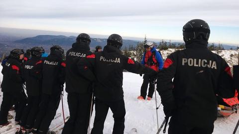 Policjanci pełnią służbę na nartach