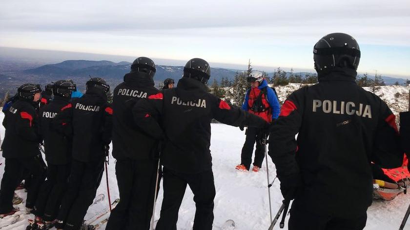 Policjanci pełnią służbę na nartach