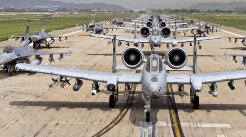 Amerykańskie samoloty wykonują "Marsz Słoni"